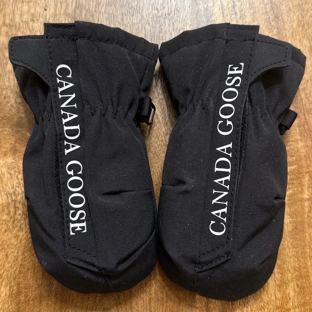 Canada Goose Black Paw Print Mittens